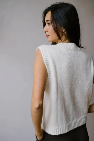 Chompa | Soft and Elegant Sleeveless Cardigan