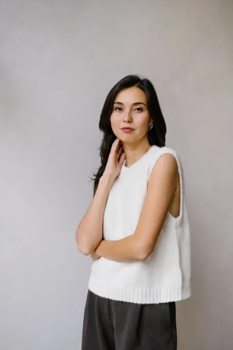 Chompa | Soft and Elegant Sleeveless Cardigan