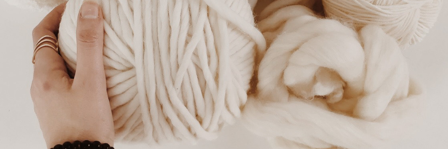Laine épaisse utilisée pour une écharpe en tricot