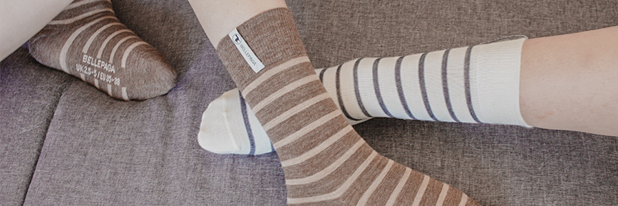 Warme lange Socken gestreift