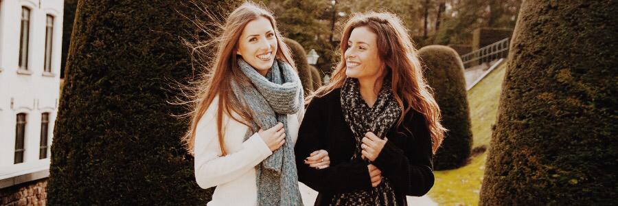 grey and black knitted scarf