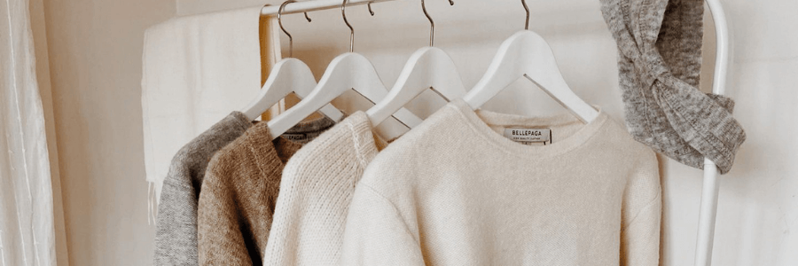 bruine en witte truien