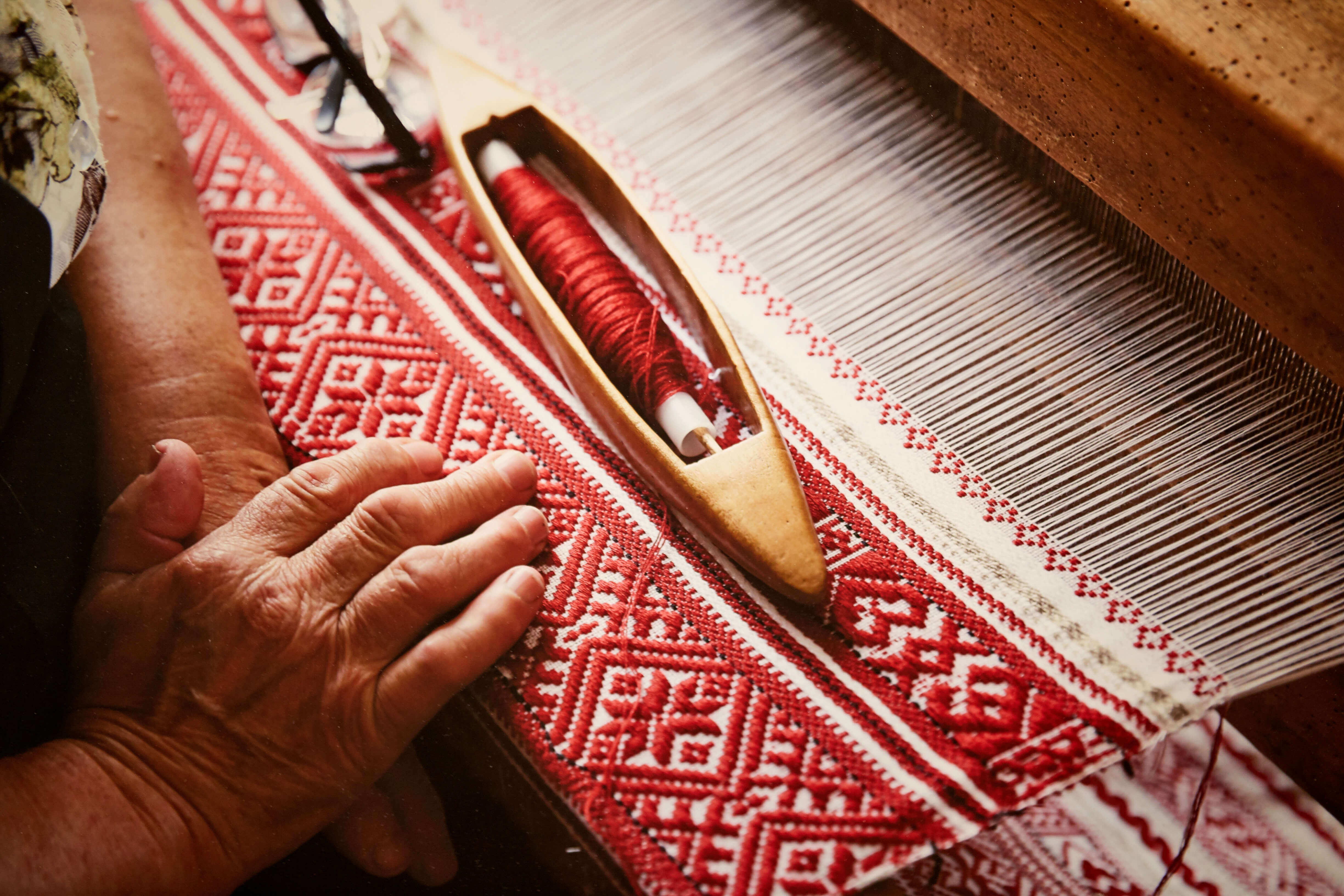 Tricot laine alpaga à la main pérou tradition rouge