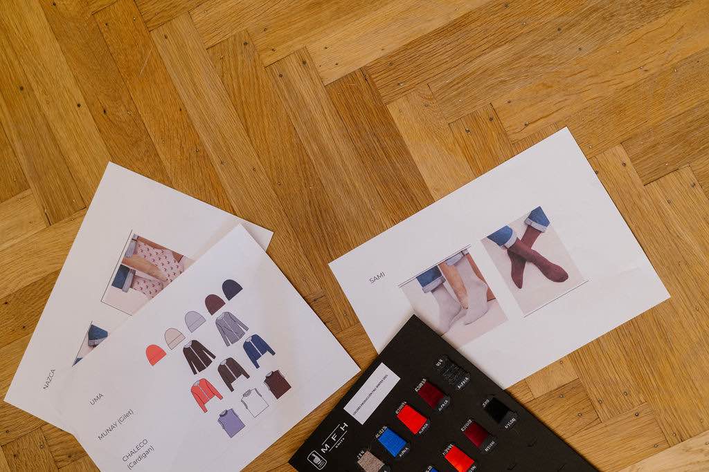 Design et échantillons pour collection d’écharpes en tricot