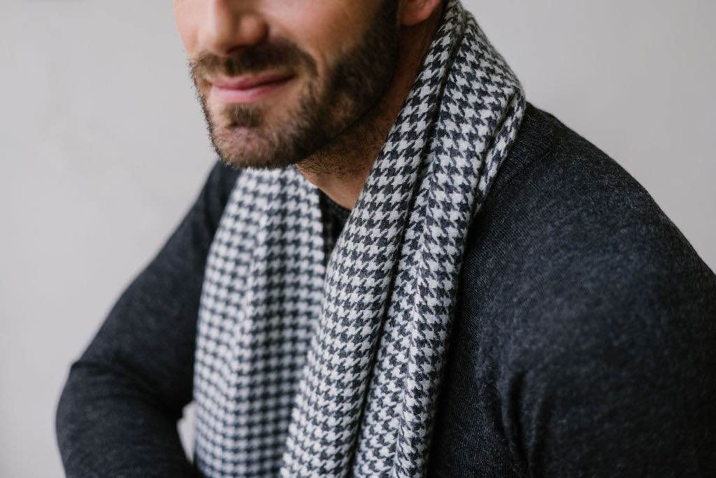 Homme portant une écharpe chaude pour homme grise à motifs noirs avec un style élégant et confortable