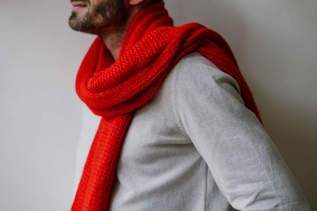 Écharpe cachemire rouge portée par un homme style hivernal intemporel
