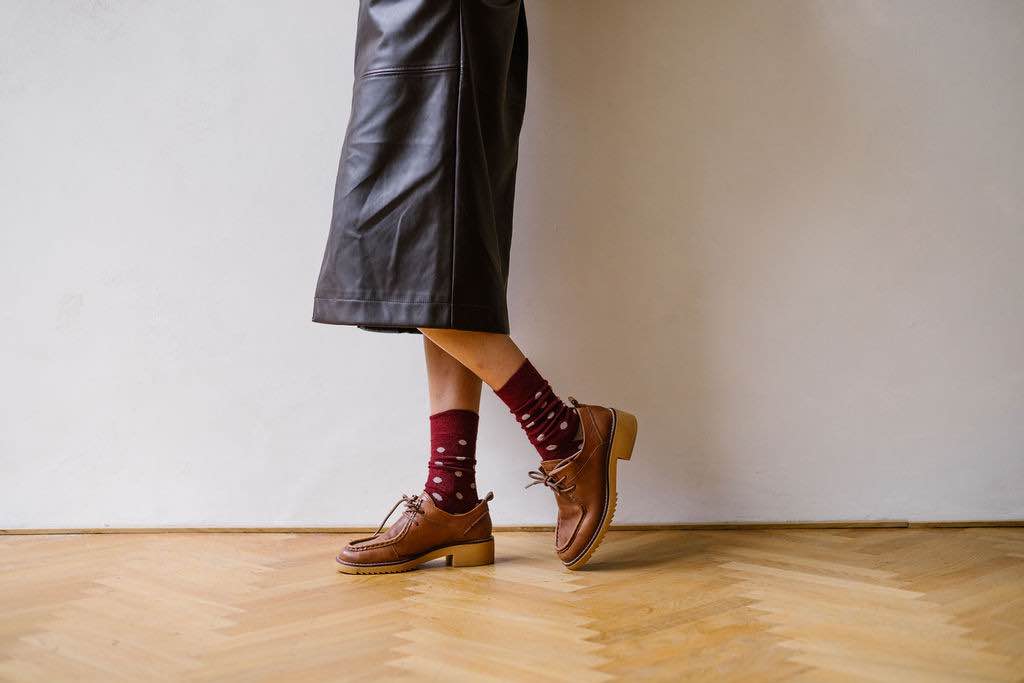 Sensation de froid dans les jambes avec des chaussettes chaudes portées avec des chaussures en cuir