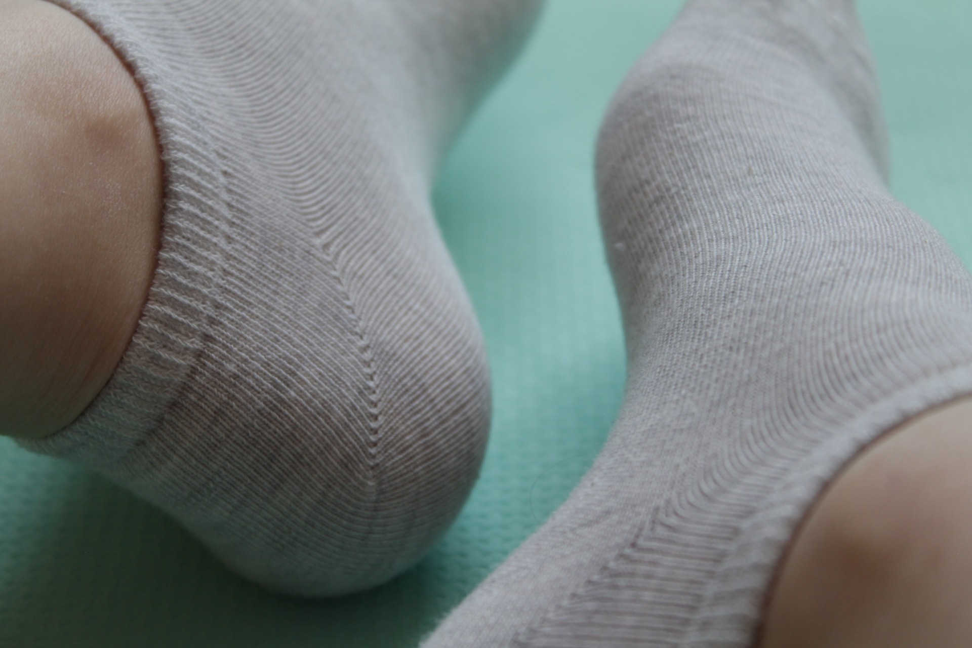 Femme Portant Des Chaussettes Blanches Pour Les Soins Des Pieds