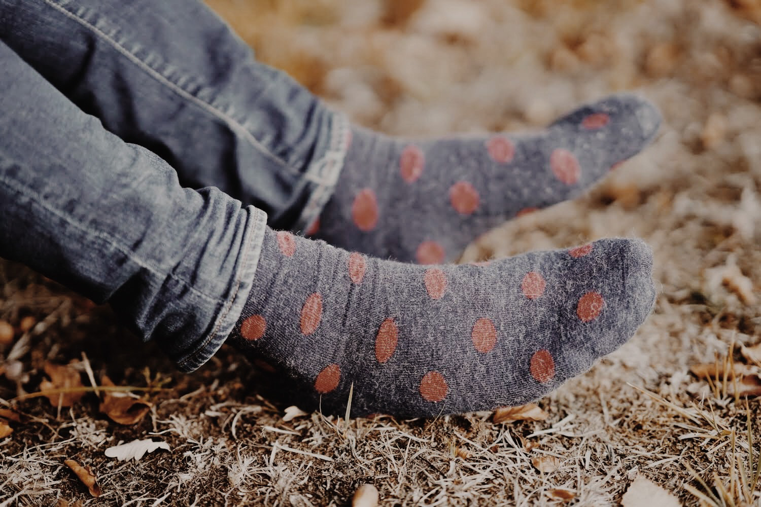 chaussettes gris pois rouge jean